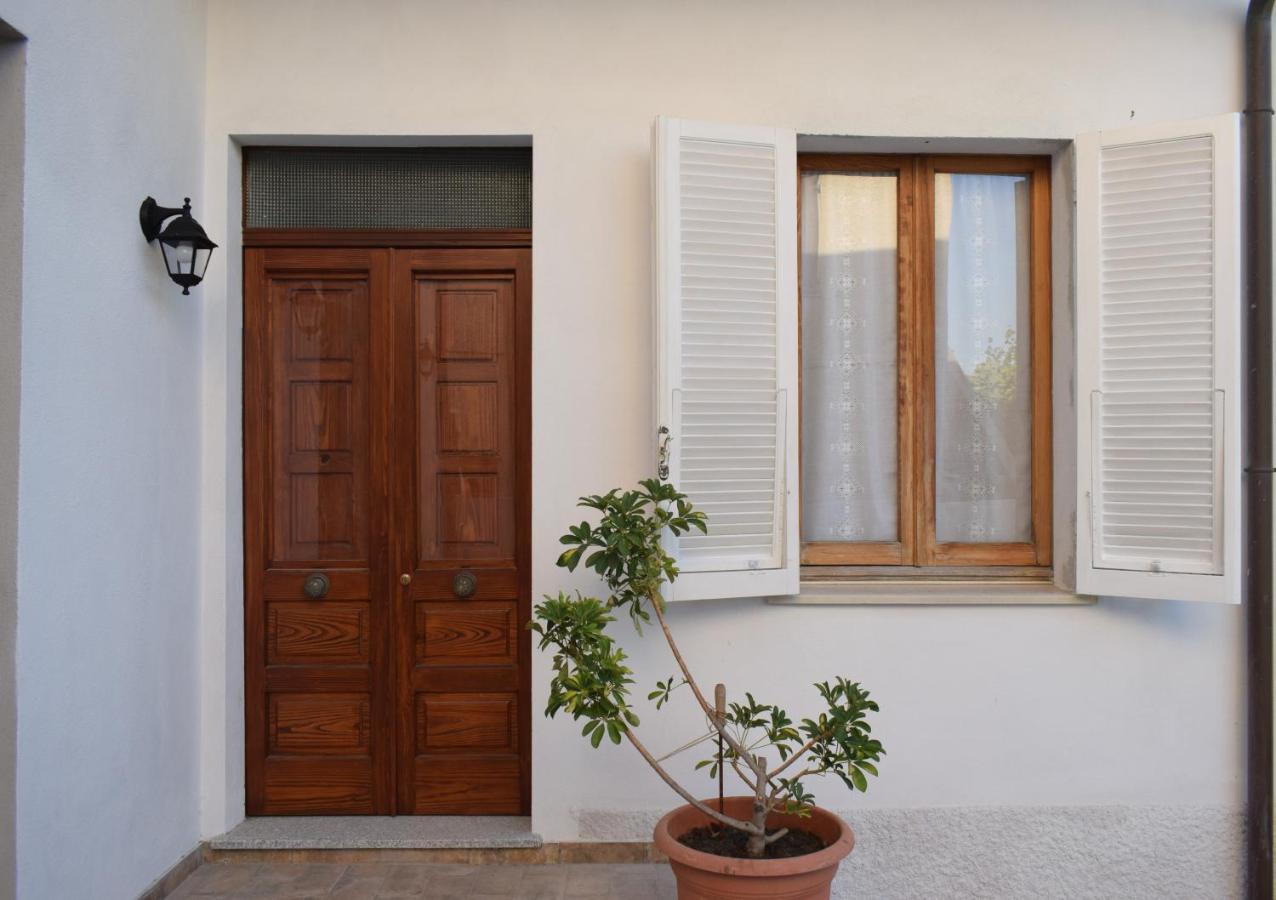 לינה וארוחת בוקר Oschiri A Casa Di Zia מראה חיצוני תמונה